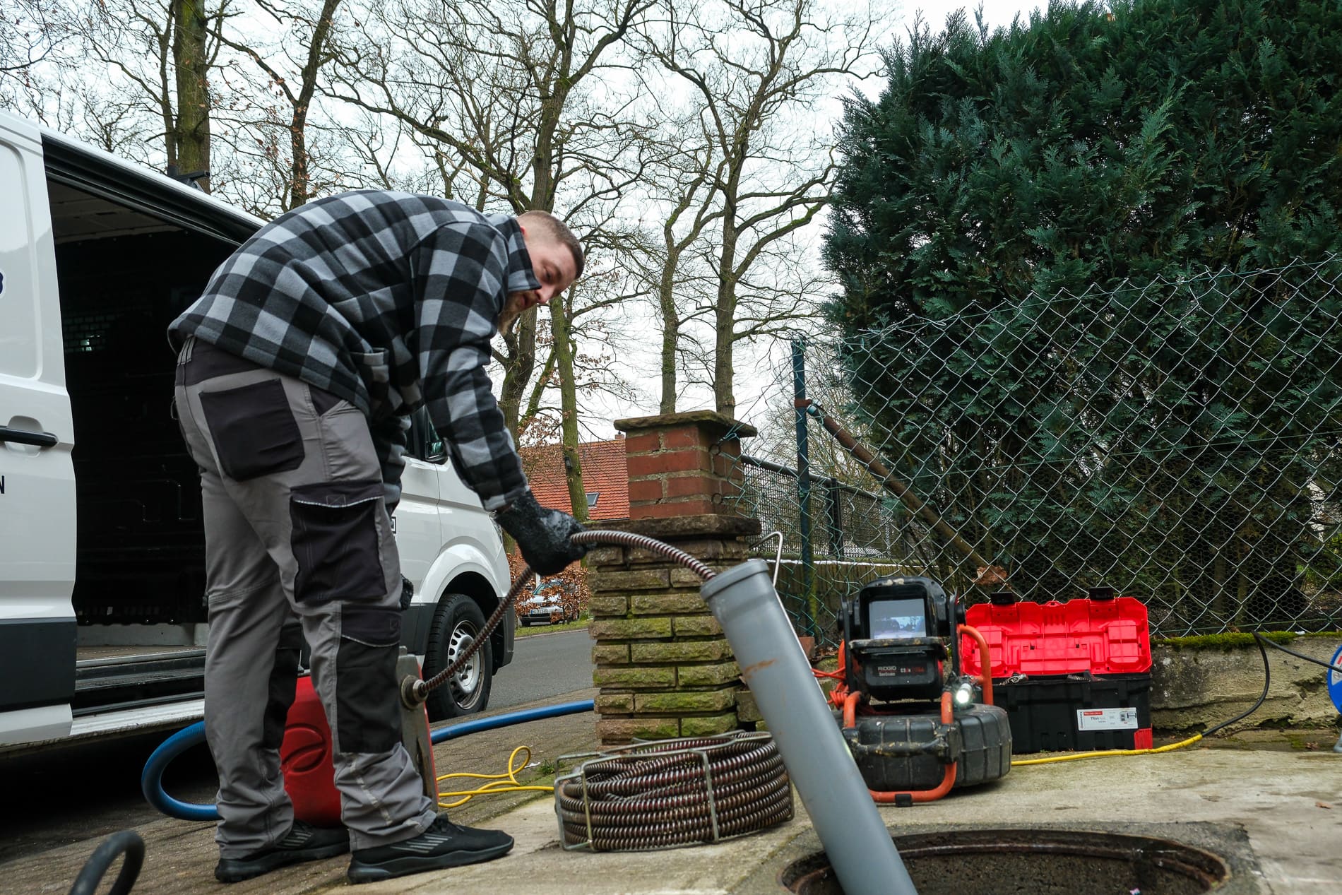 Bulli im Hintergrund und vorne ein Mitarbeiter Über uns